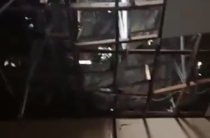 Kantor Kecamatan Karangtanjung Rusak Tertimpa Pohon Tumbang akibat Angin Puting Beliung