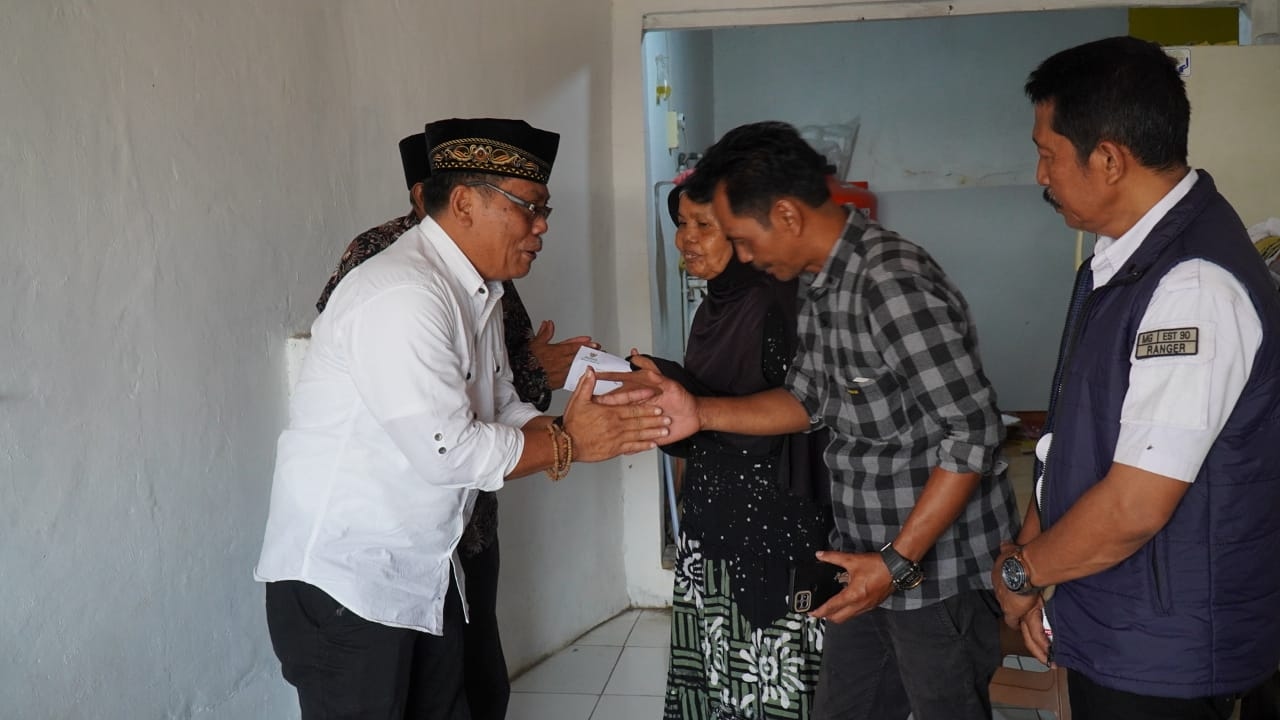 Baznas Pandeglang Santuni Keluarga Korban Tewas Bencana Puting Beliung