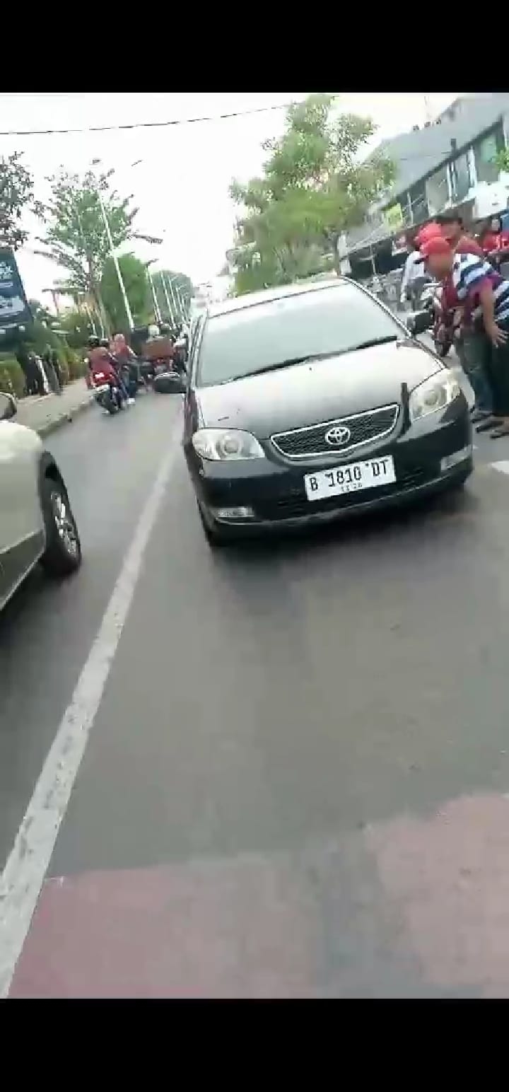 Pengemudi Sedan Dan Temannya Mengenakan Helm, Diduga Gagal Ingin Melakukan Kejahatan Saat Siswa SD pulang