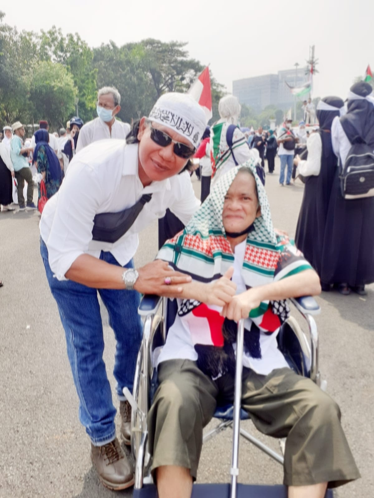 OPNI: Wajah Keriput Lelaki Tua Berusia SENJA Duduk di Kursi Roda Meneriakkan Bela Palestina