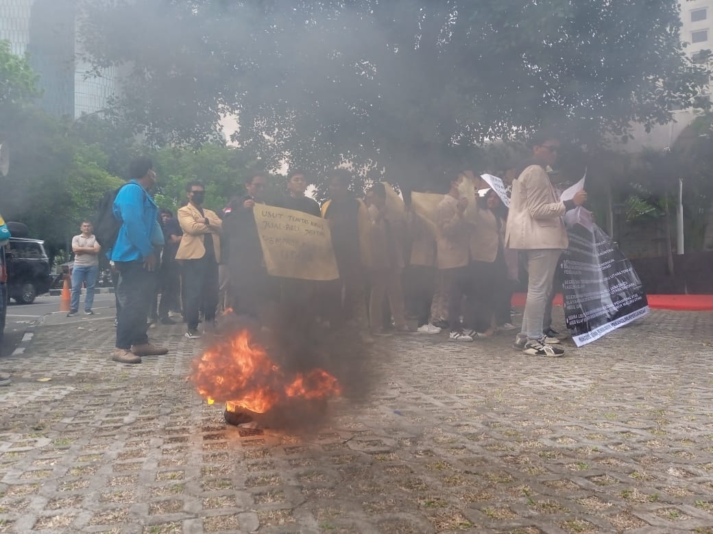 Ratusan Mahasiswa Desak KPK Usut Dugaan Kasus Jual Beli Jabatan Gubernur Maluku Utara