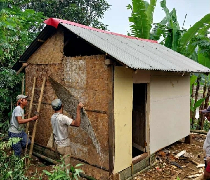 Kades Mekarsari Buatkan Rumah Warganya Yang Hidup Sebatangkara