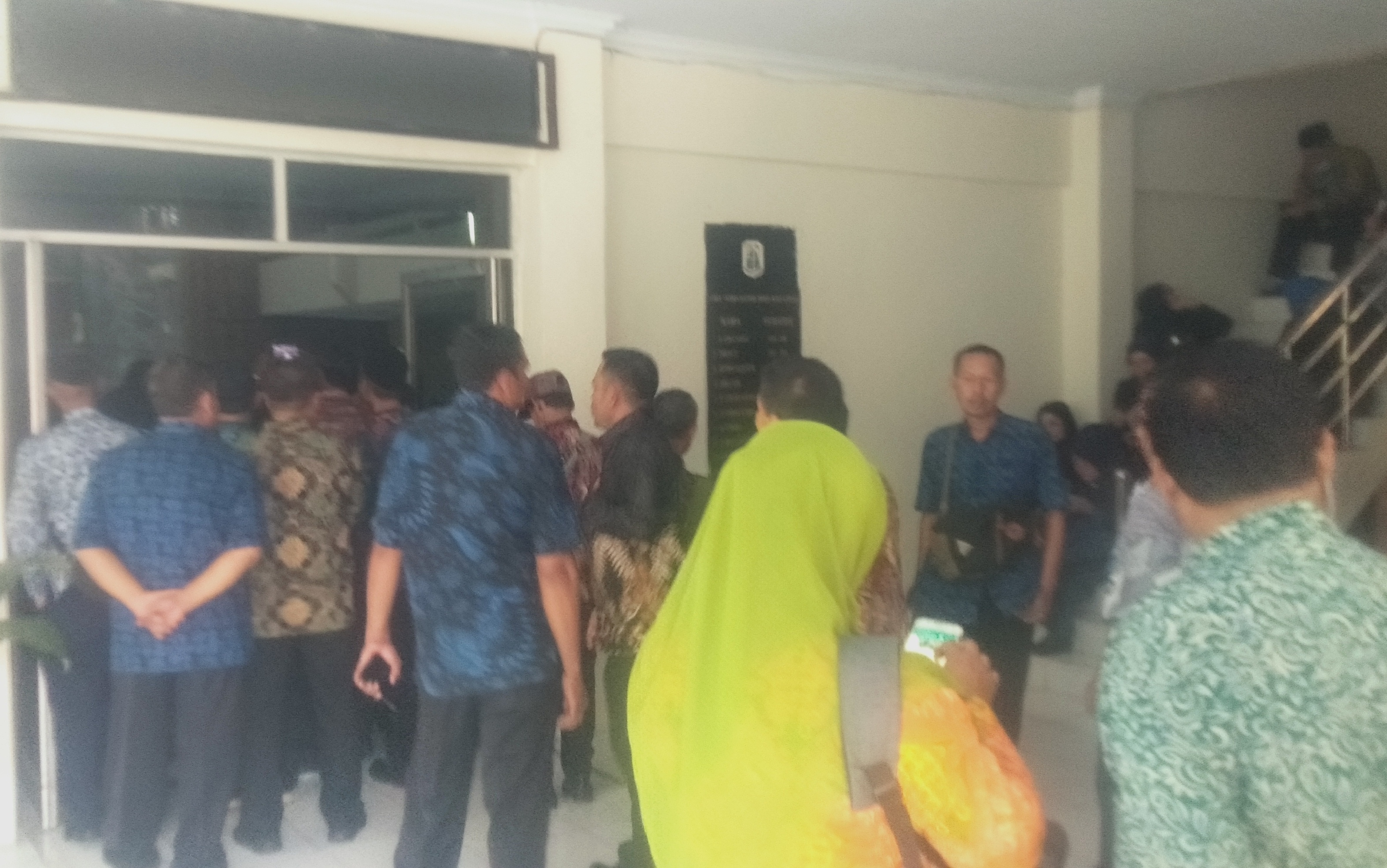 Ratusan Kepala Sekolah SD dan SMP Geruduk Gedung DPRD Lebak, Ada Apa?
