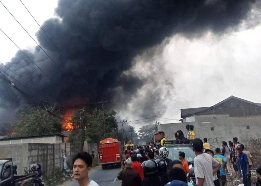 Pabrik Sendal di Kedaung Neglasari Kota Tangerang Kebakaran Hebat, Tim Gabungan Turun Tangan