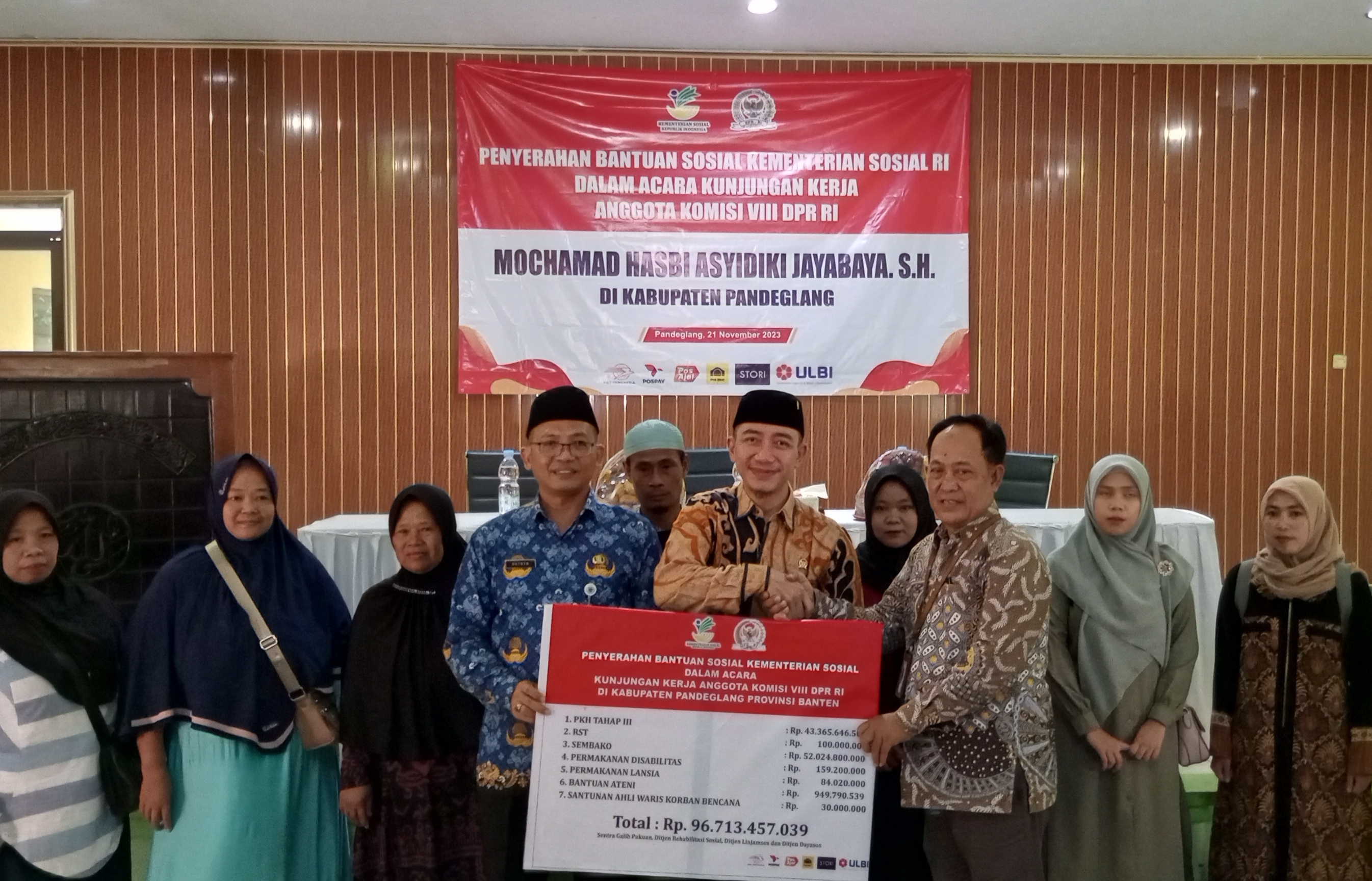 Politikus Banteng Salurkan Bantuan Kemensos di Pandeglang