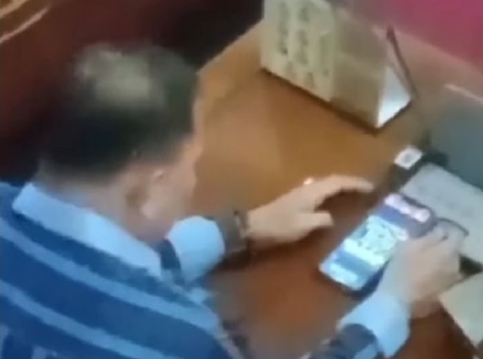 Viral, Anggota DPRD Diduga Main Judi Online saat Rapat Paripurna! Cek Faktanya