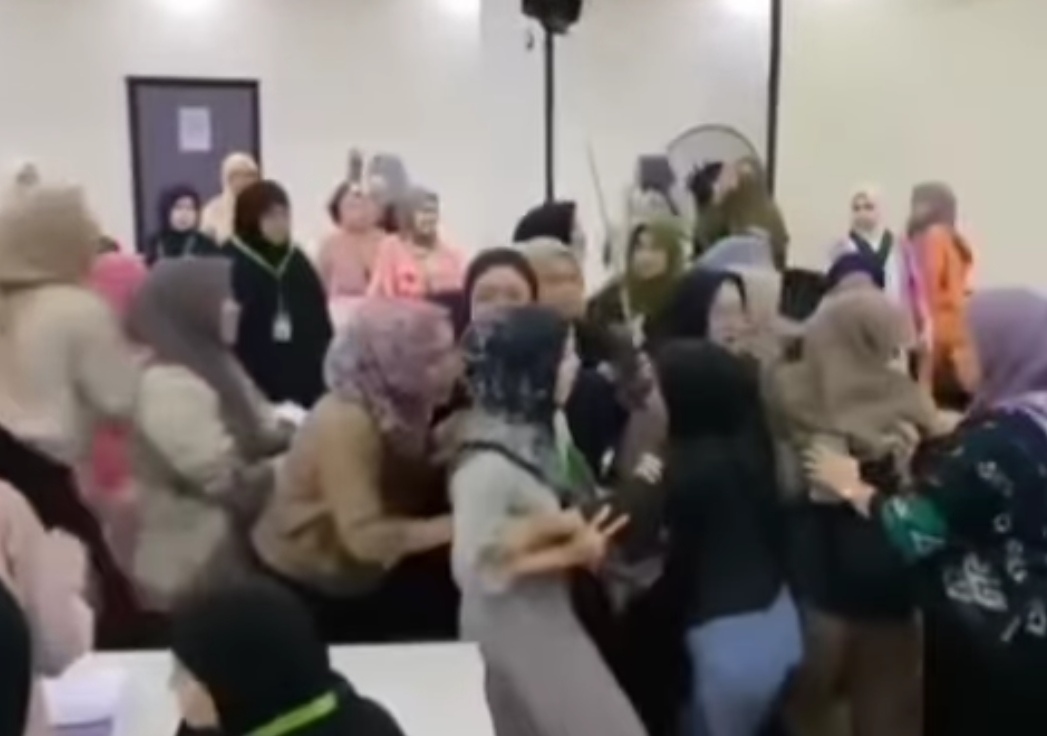 Usai Viral Makan Tidak Bayar, Giliran Mahasiswi HMI Rusuh Cakar-cakaran