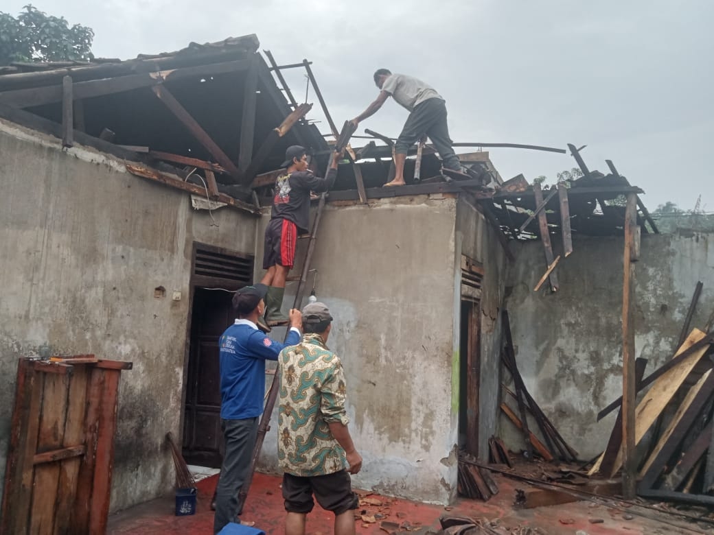Satu Rumah Warga Alami Rusak Parah Usai Dilanda Hujan Deras, Istri dan Dua Anaknya Terpaksa Diungsikan