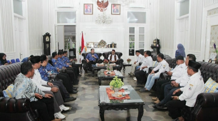 Bawa Sejumlah Tuntutan, Kades di Lebak Datangi Pj Bupati Lebak Iwan Kurniawan