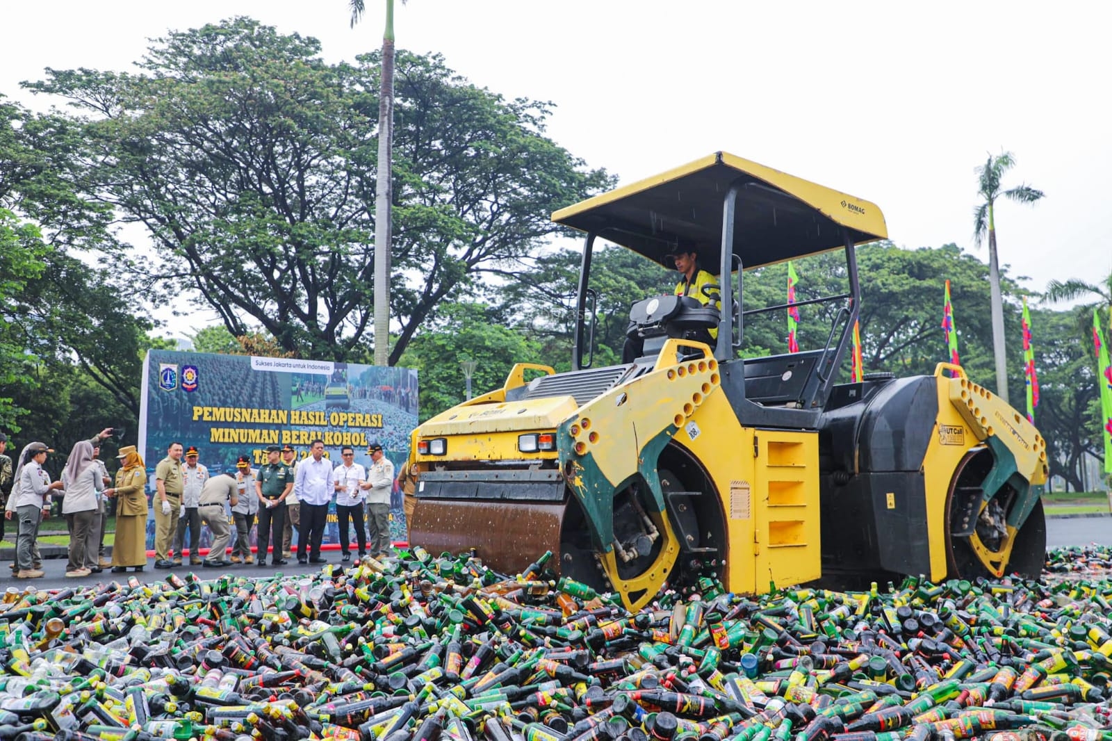 Pemprov DKI Musnahkan Ribuan Botol Miras Ilegal