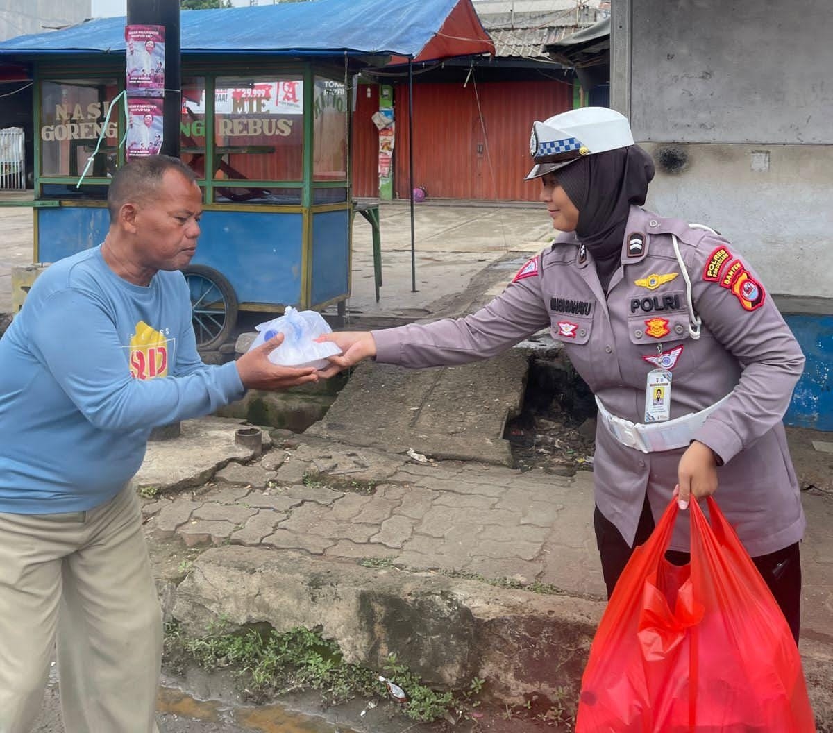 Satlantas Polres Pandeglang Berkomitmen di Setiap Jumat Berbagi Sedekah.