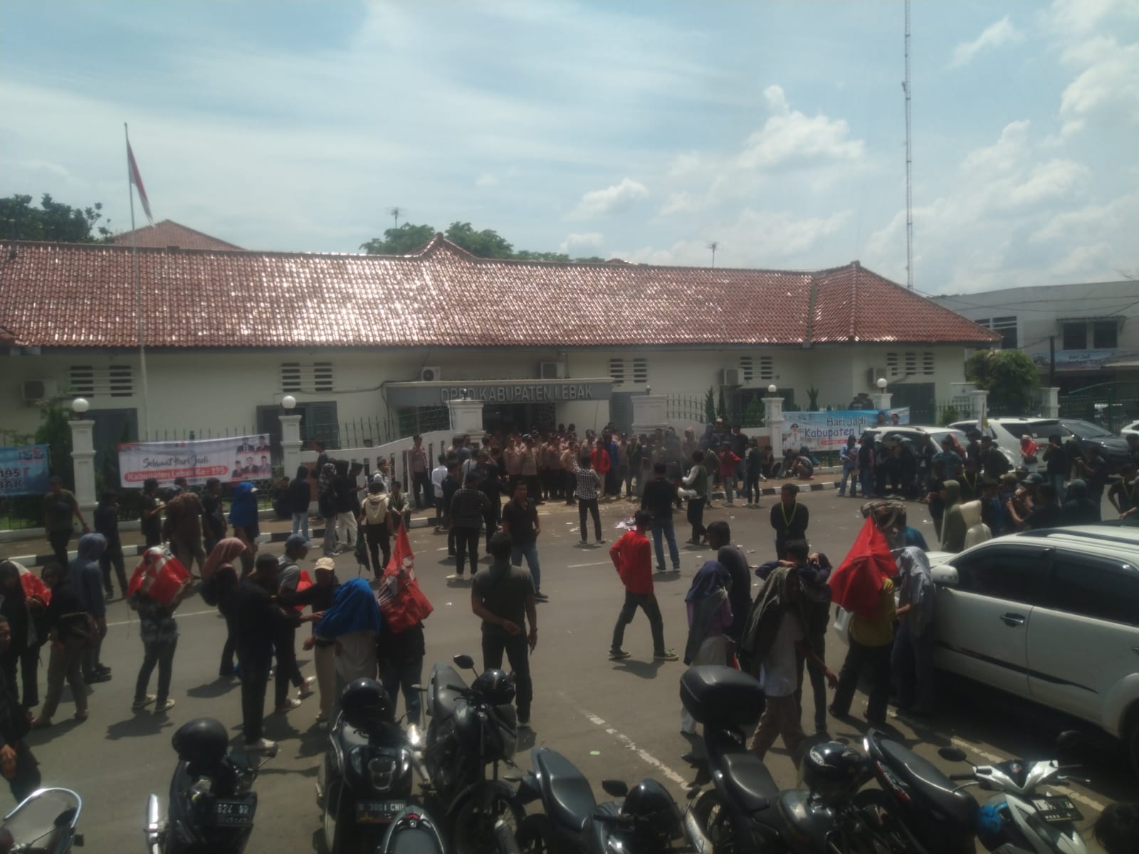 HUT Lebak Ke 195 Diwarnai Aksi Demo, Pintu Gerbang Masuk DPRD Lebak Dijebol Mahasiswa