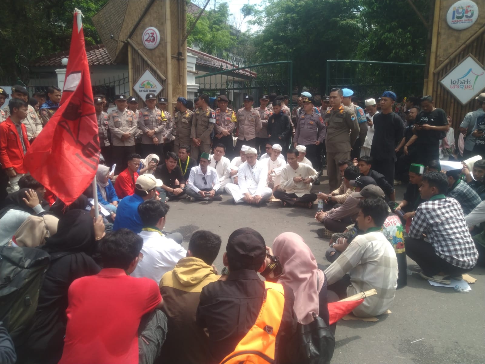 HUT Lebak ke-195, Mahasiswa Geruduk Kantor Bupati