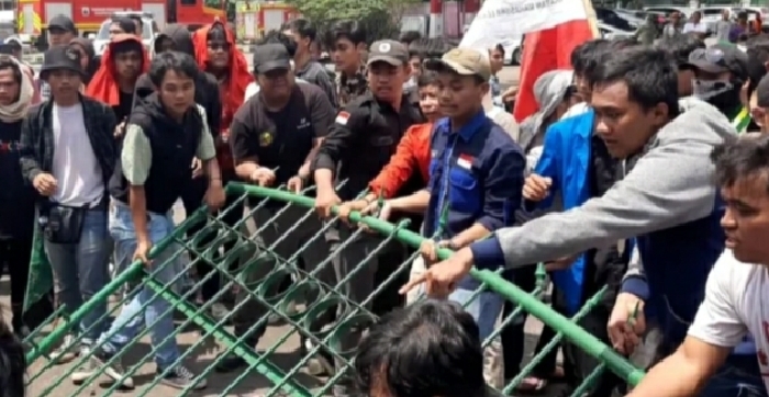 Pintu Gerbang DPRD Dijebol Mahasiswa, Ketua Dewan Lebak Tanggapi Santai