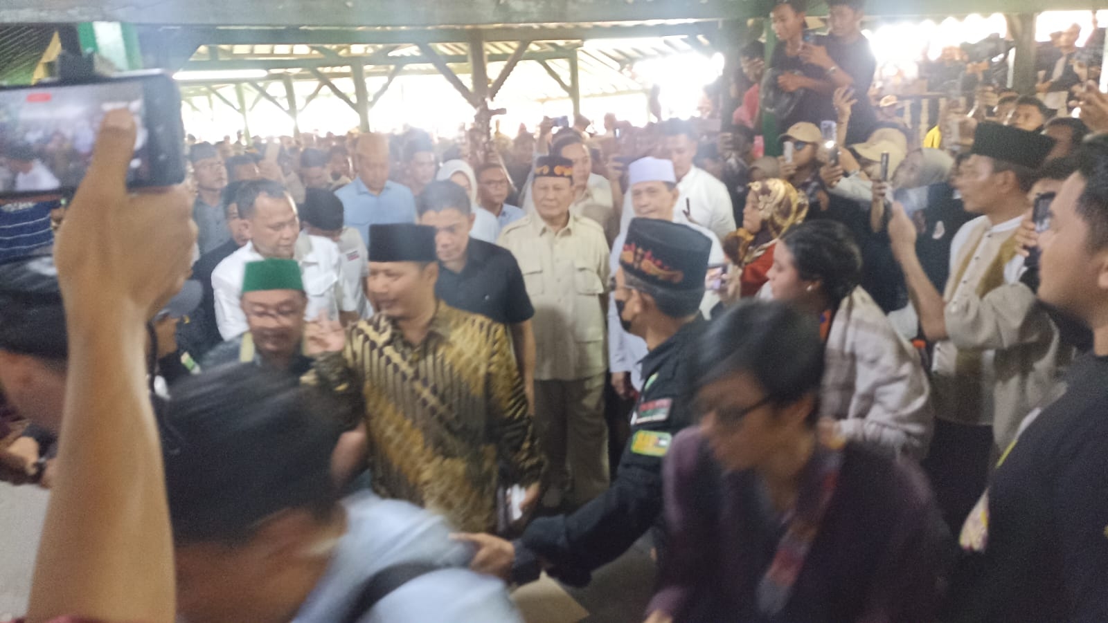 Prabowo Subianto Disambut Ribuan Pendukung Saat Berkunjung ke Banten
