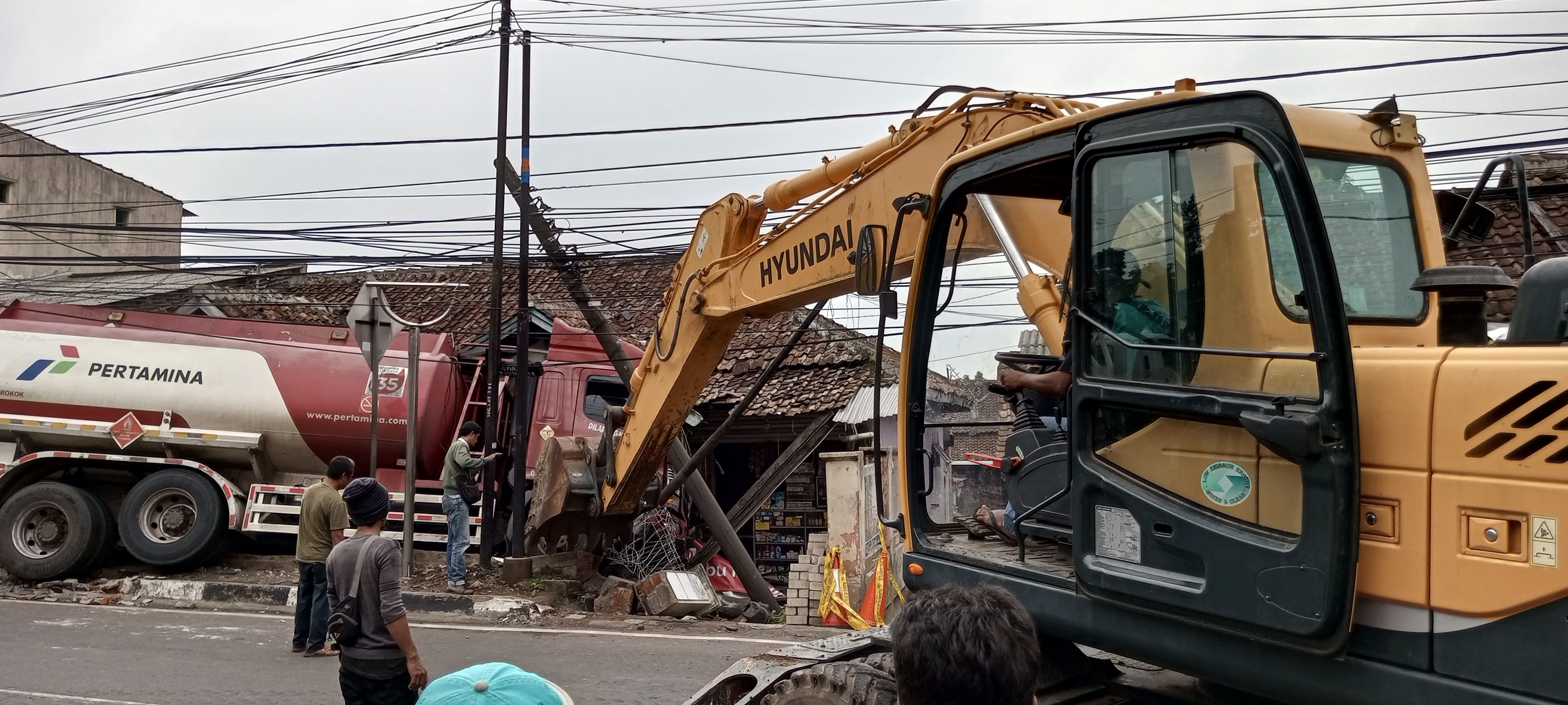 Mobil Bermuatan BBM Tabrak Rumah Warga, Polisi Alihkan Arus Jalan Hingga Turunkan Alat Berat