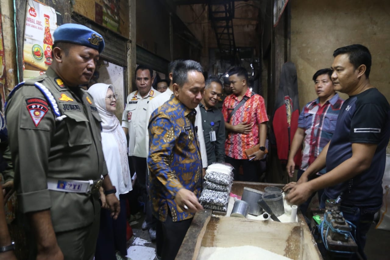Jelang Nataru Pj Wali Kota Serang Sidak Stok dan Harga Bahan Pokok di Pasar Rau