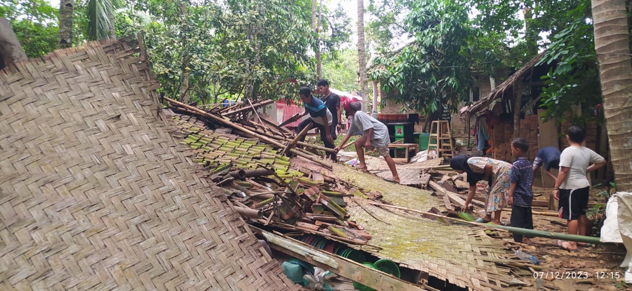 Satu Keluarga Ngecamp di Lahan Tetangga Usai Dilanda Musibah Angin Kencang