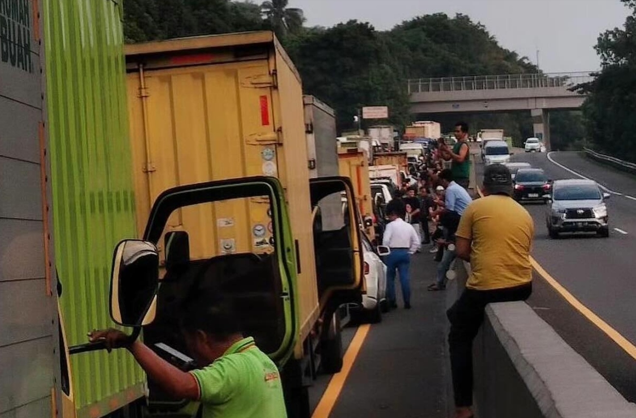 Tol Cipularang arah Bandung Lumpuh Total, Ambulans Terjebak