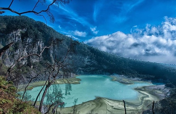 Destinasi Wisata Kawah Putih Pesona Bandung pada ketinggian 2.400 dpl