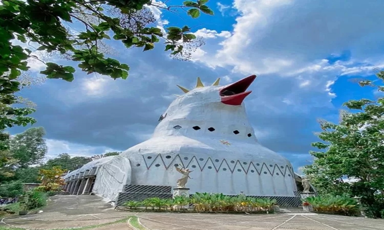 Destinasi Wisata Gereja Ayam Magelang, Candi Borobudur Tampak Megah Dari Sini