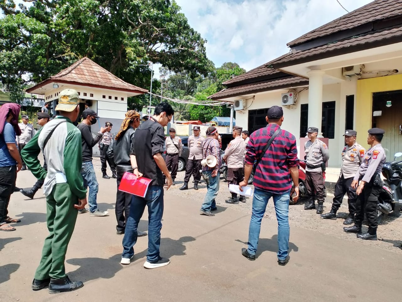 Warga Kecewa, Aktivis Geruduk UPTD PJJ Banten Selatan Hingga Melaporkan ke Kejati