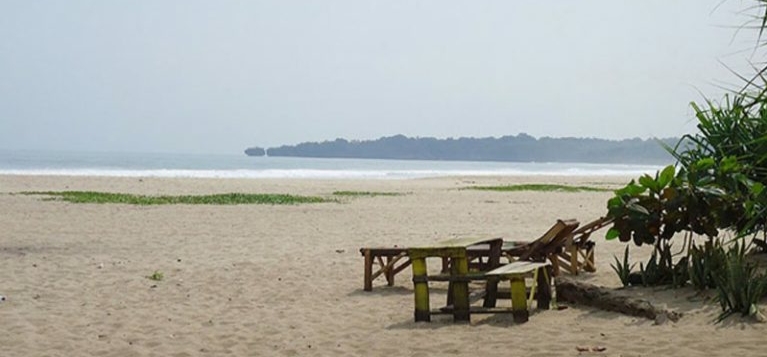 Destinasi Pantai Pasir Putih Sawarna di Lebak Miliki Pasir Halus dan Lembut