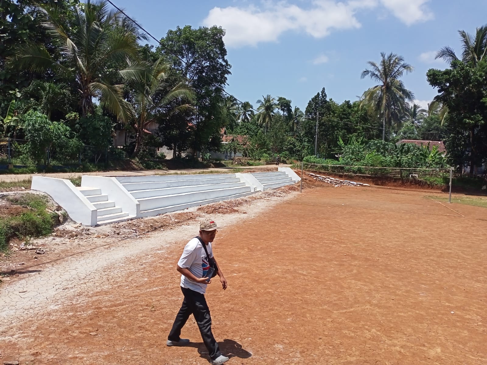 Proyek Asal Jadi? Lapangan Sepak Bola Cikulur Lebak Banten di Duga Mangkrak!