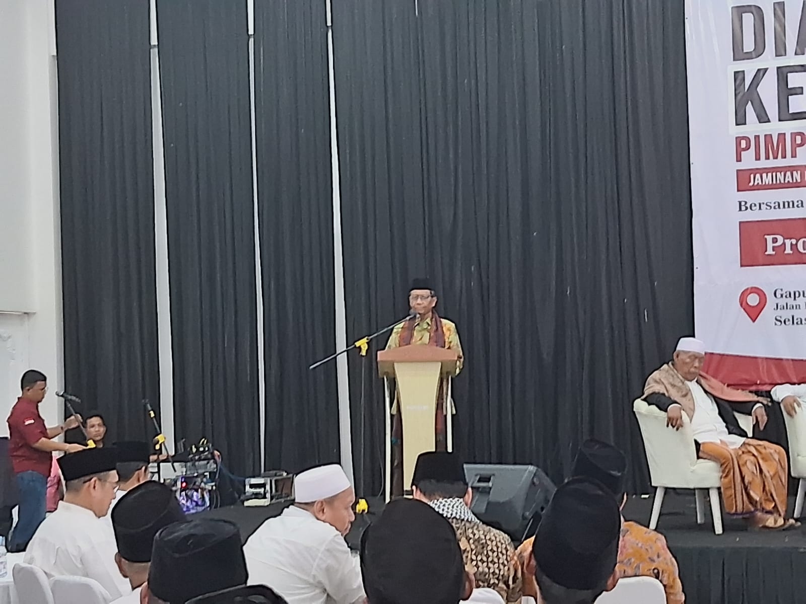 Mahfud MD Sebut Jebolan Pesantren Banyak Isi Posisi Penting di Jabatan Negara.