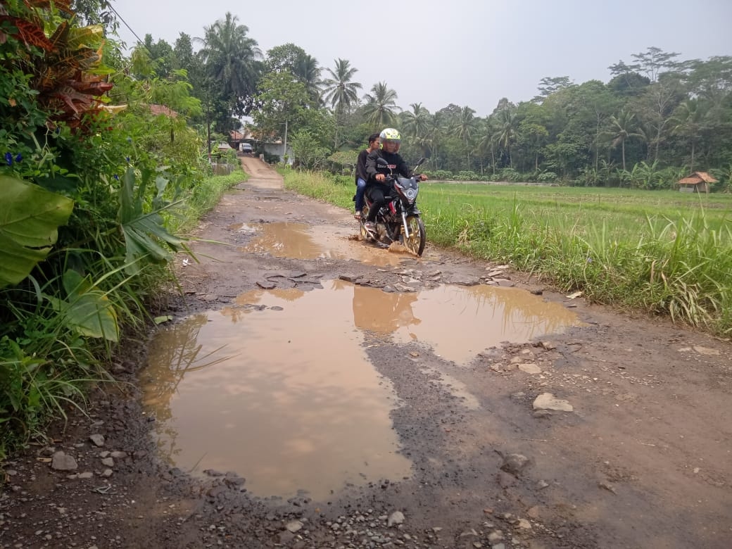 Warga Carang Pulang Keluhkan Jalan Utama Rusak, Anggota DPRD Dinilai Bungkam
