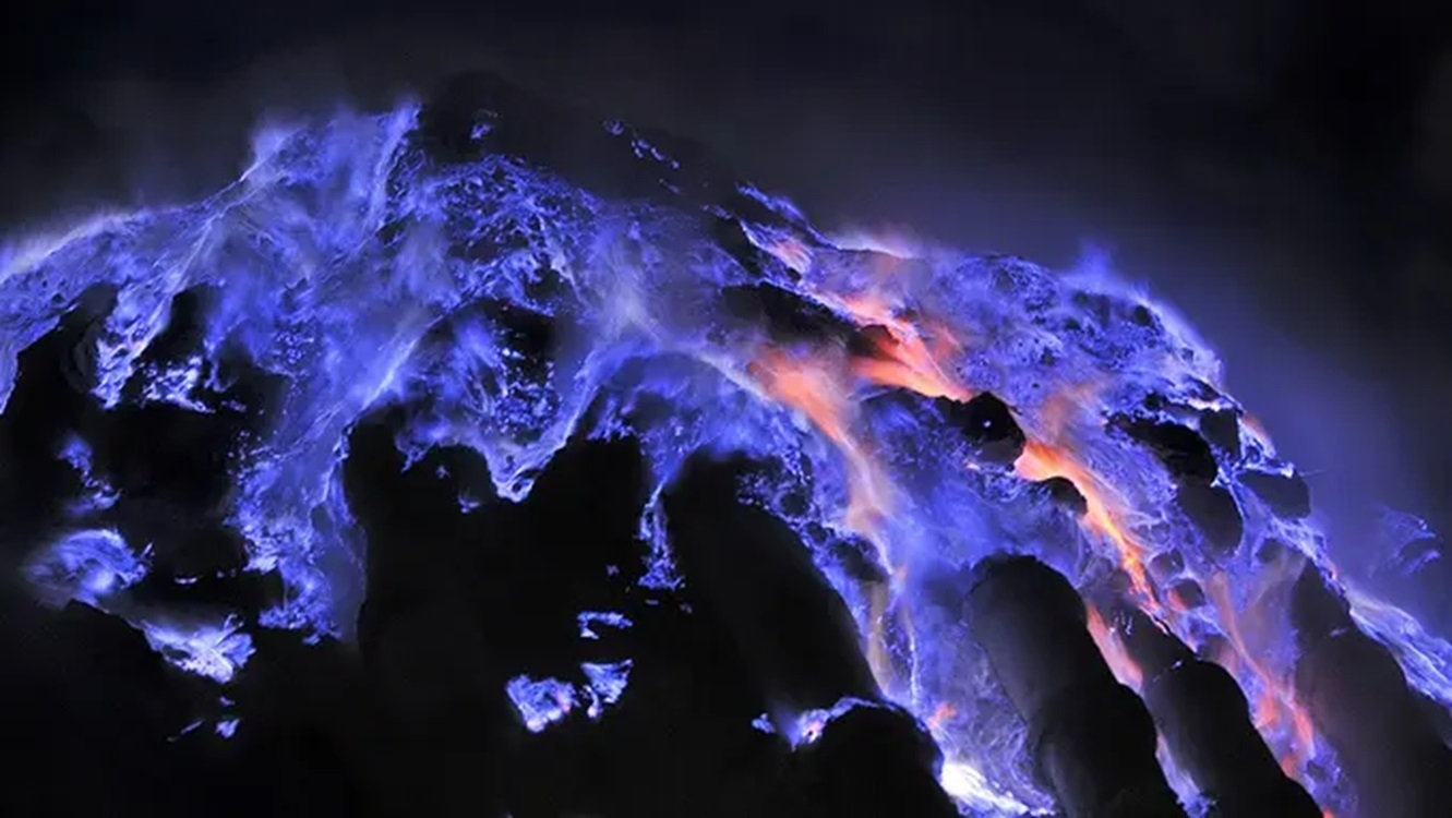 Destinasi Wisata Kawah Ijen Fenomena blue fire Cuma Ada di Indonesia Dan Islandia