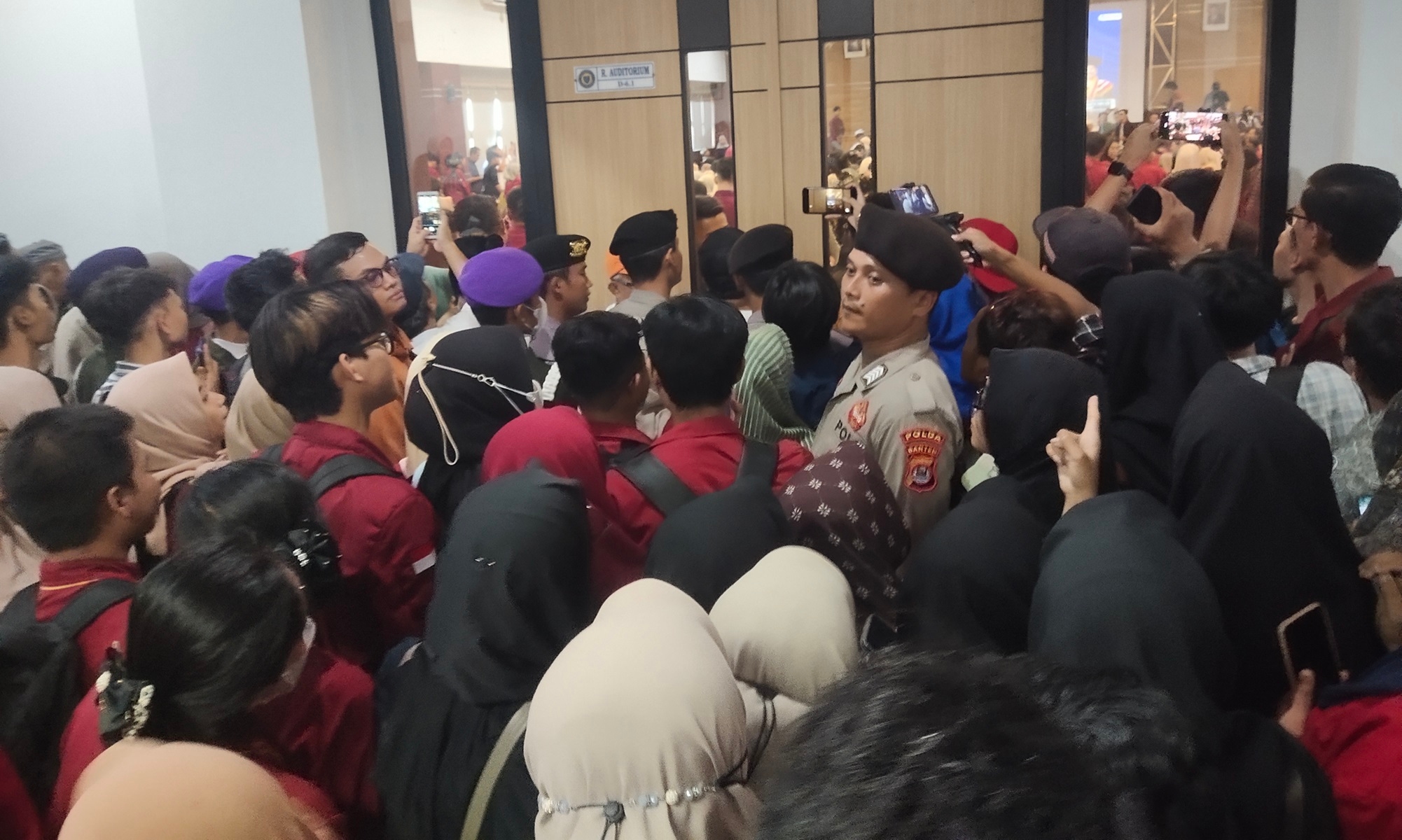Ricuh! Dialog Publik Capres Anies Baswedan di UNIBA Banten,Mahasiswa di Batasi!