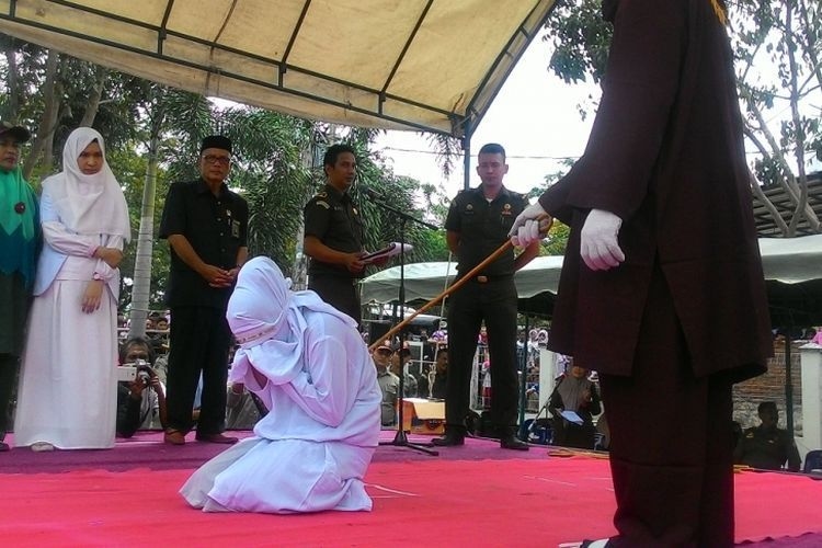 Menunggu Hukum Cambuk Nenek 83 Tahun Terbukti Berzina Dengan Pria 40 Tahun