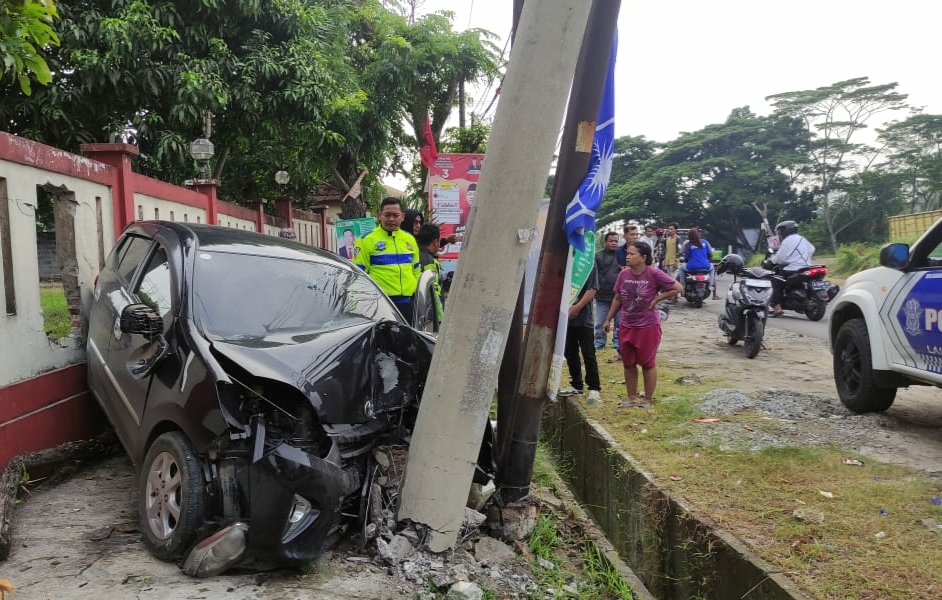 Hilang Kendali Mobil Agya Tabrak Tiang Listrik, Diduga Sang Sopir Ngantuk