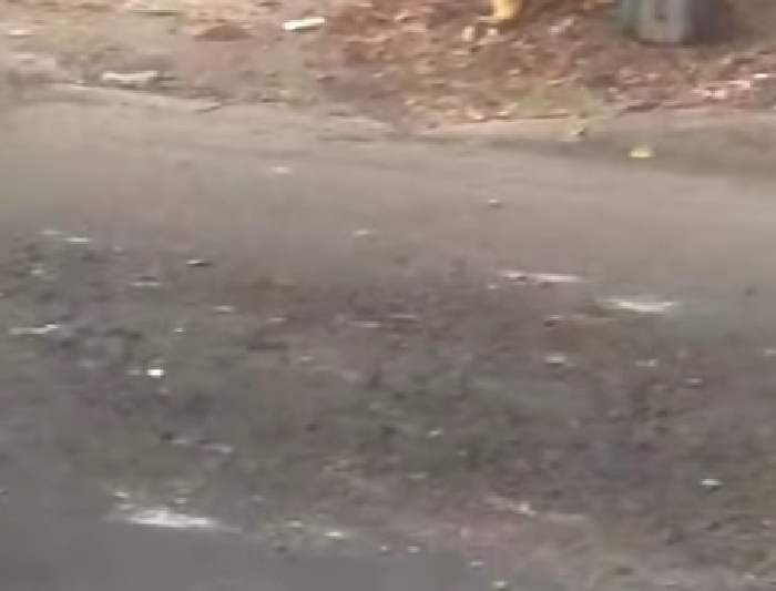 Hati-hati! Jalan Licin Terkena Tumpahan Minyak Sayur di Ciputat, Pengendara Jatuh hingga Dilarikan ke RS