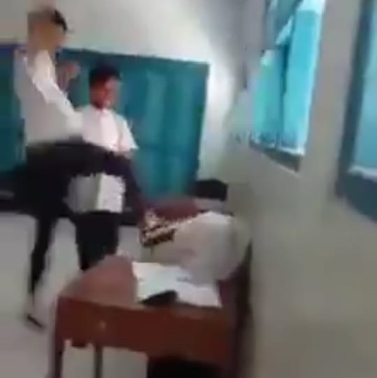 Beredar Video Berdurasi 0.28 Detik 3 Pelajar Laki-laki Melakukan Aksi Bullying Terhadap Perempuan Berhijab