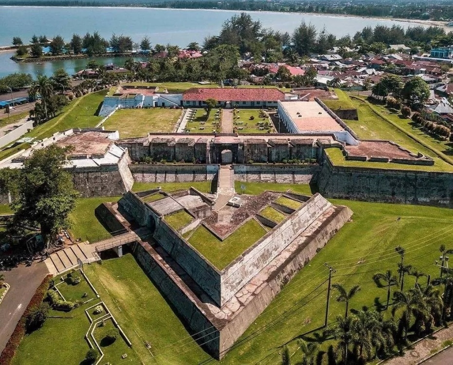Destinasi Wisata Sejarah Fort Marlborough Bengkulu, 3 Negara Pernah Berperang Berebut Benteng Ini!