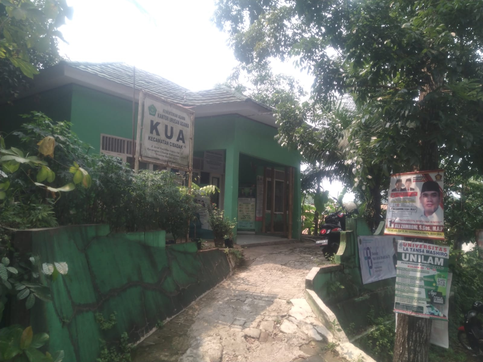 Miris! Gedung KUA di Lebak Nyaris Ambruk Diganjal Bambu Penyangga, Kemenag RI Diminta Tanggap