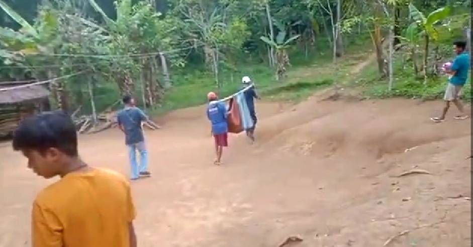 Gara-gara Jauh ke Jalan Raya, Habis Melahirkan Ibu Muda di Lebak Ditandu Bambu dengan Kain