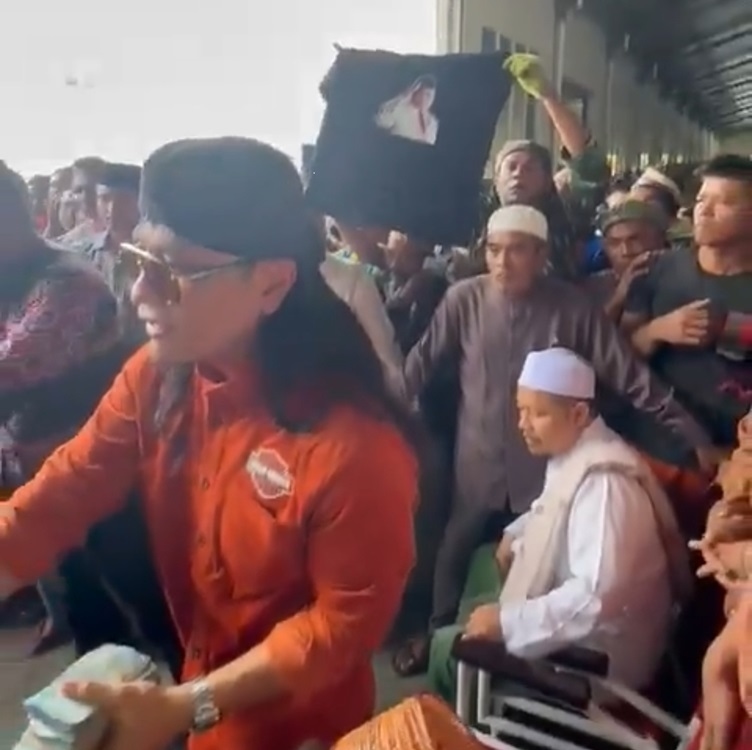 Teriak Prabowo! Viral Video Ulama kondang Gus Miftah Sedang Membagikan Segepok Uang Kewarga