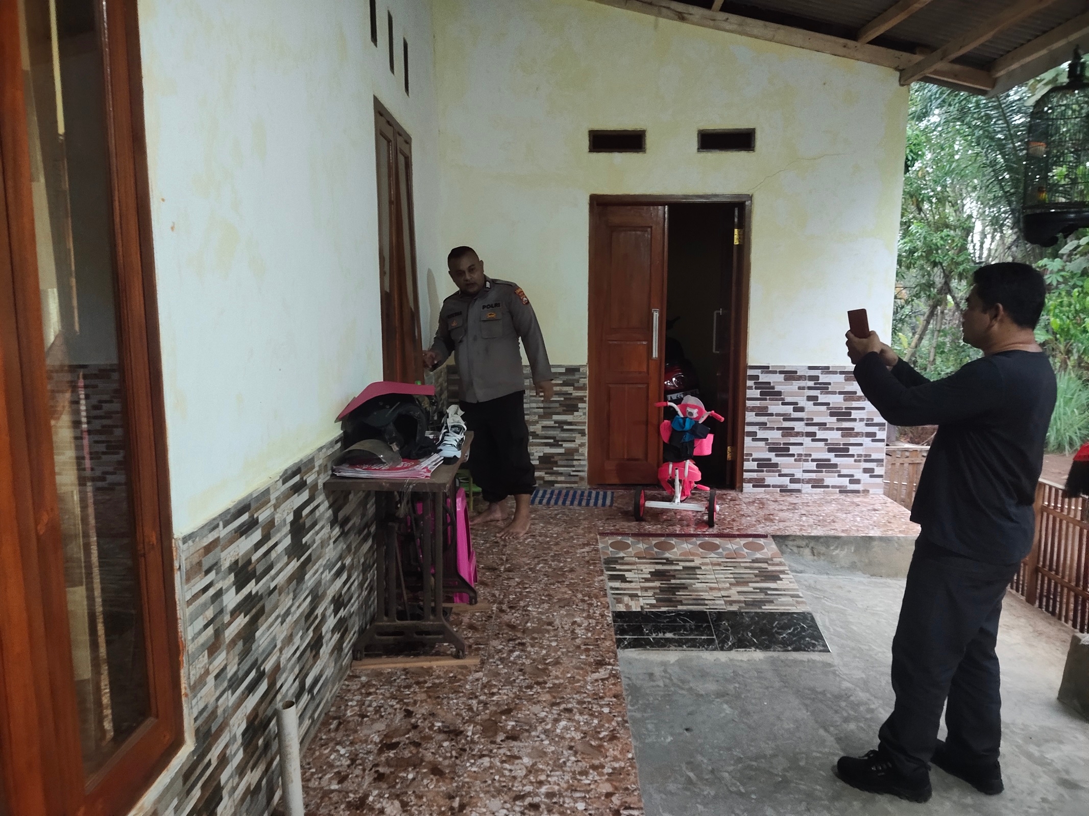 Ditinggal Pergi Ke Pantai, Uang Puluhan Juta Rupiah Raib Digondol Maling Pada Siang Bolong.