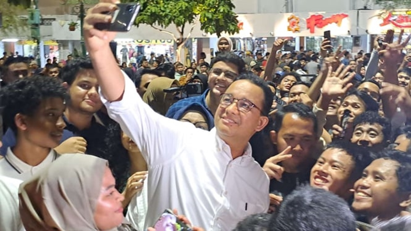 Milenial Malioboro Yogyakarta Spontan Pagar Betis Anies Baswedan Bersama Keluarga Dalam Kerumunan Warga Yang Menanti Pergantian Tahun