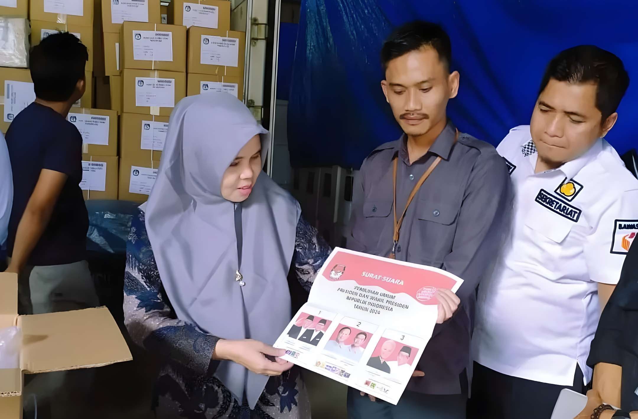 Ketua Dan Jajaran Komisoner KPU Pandeglang Temukan Puluhan Kertas Surat Suara Rusak