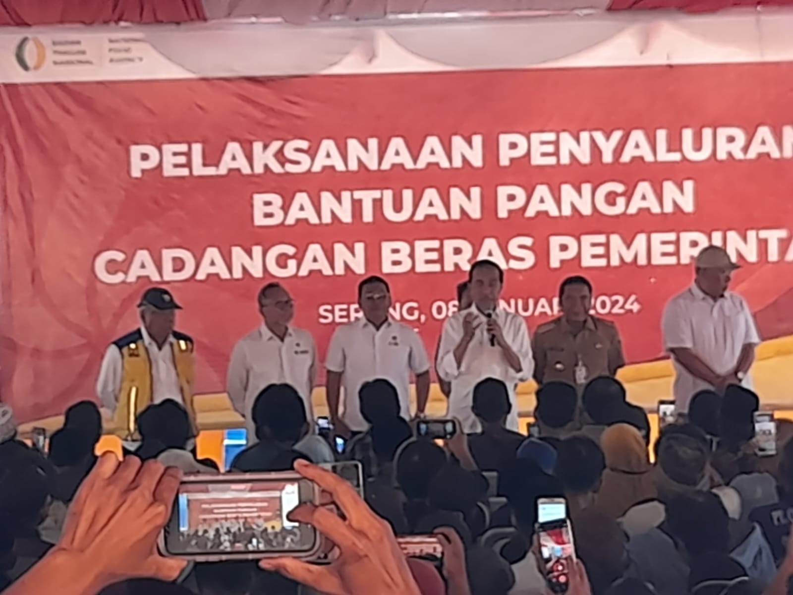 Salurkan Bantuan Beras ke Warga Serang, Jokowi : Mudah-mudahan APBN Kita Stabil