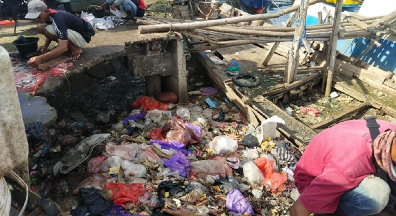 Mengerikan, Sungai Cibinuangeun Dekat PPB Binuangeun Dikotori Tumpukan Sampah