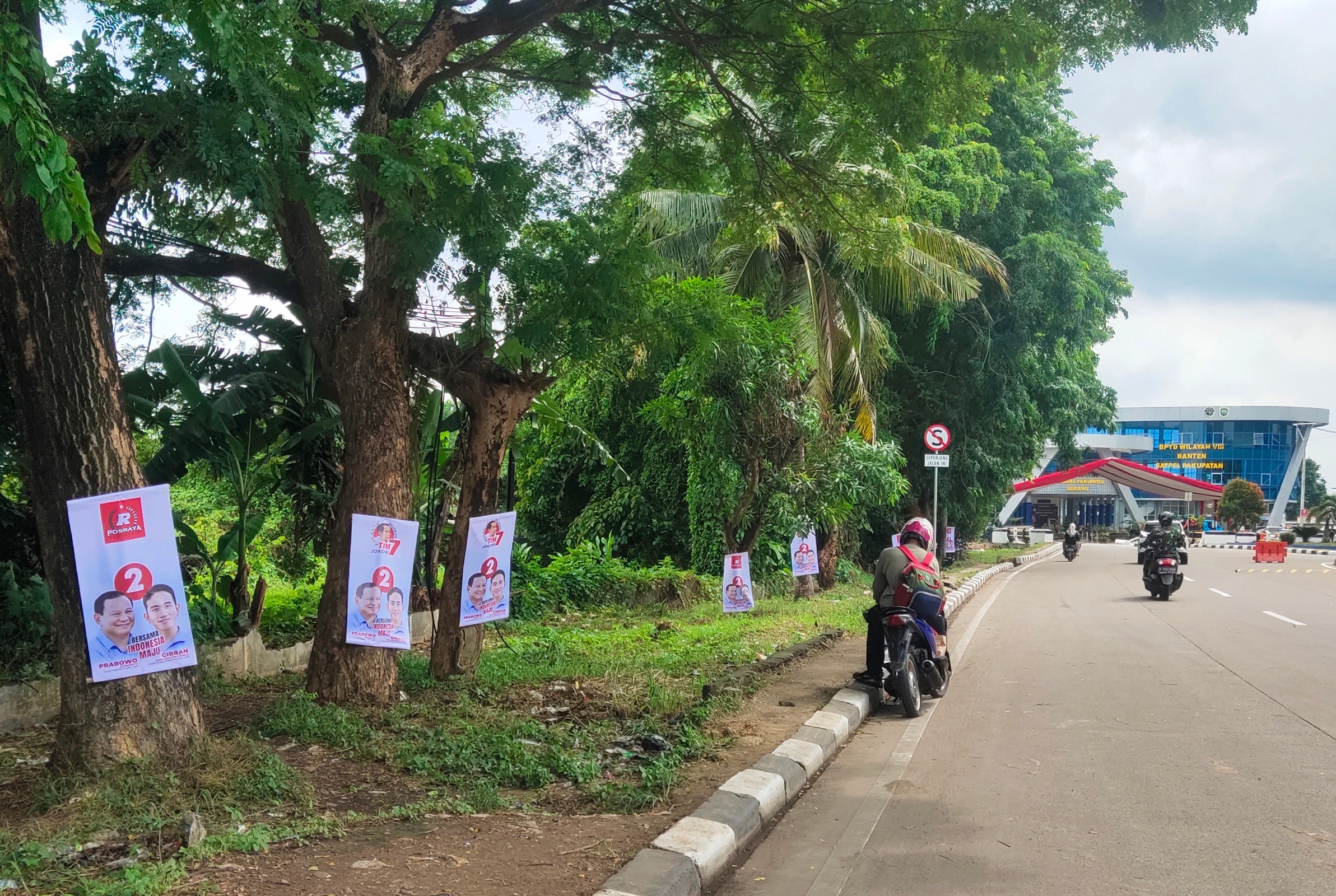 Bawaslu Kota Serang Temukan Banner Prabowo-Gibran Saat Jokowi Resmikan Terminal Pakupatan