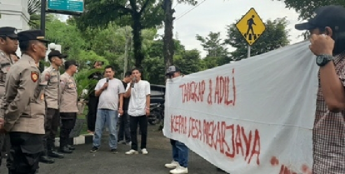 Warga Mekarsari Demo di Kejari Lebak, Tuntut Kadesnya Ditetapkan Tersangka