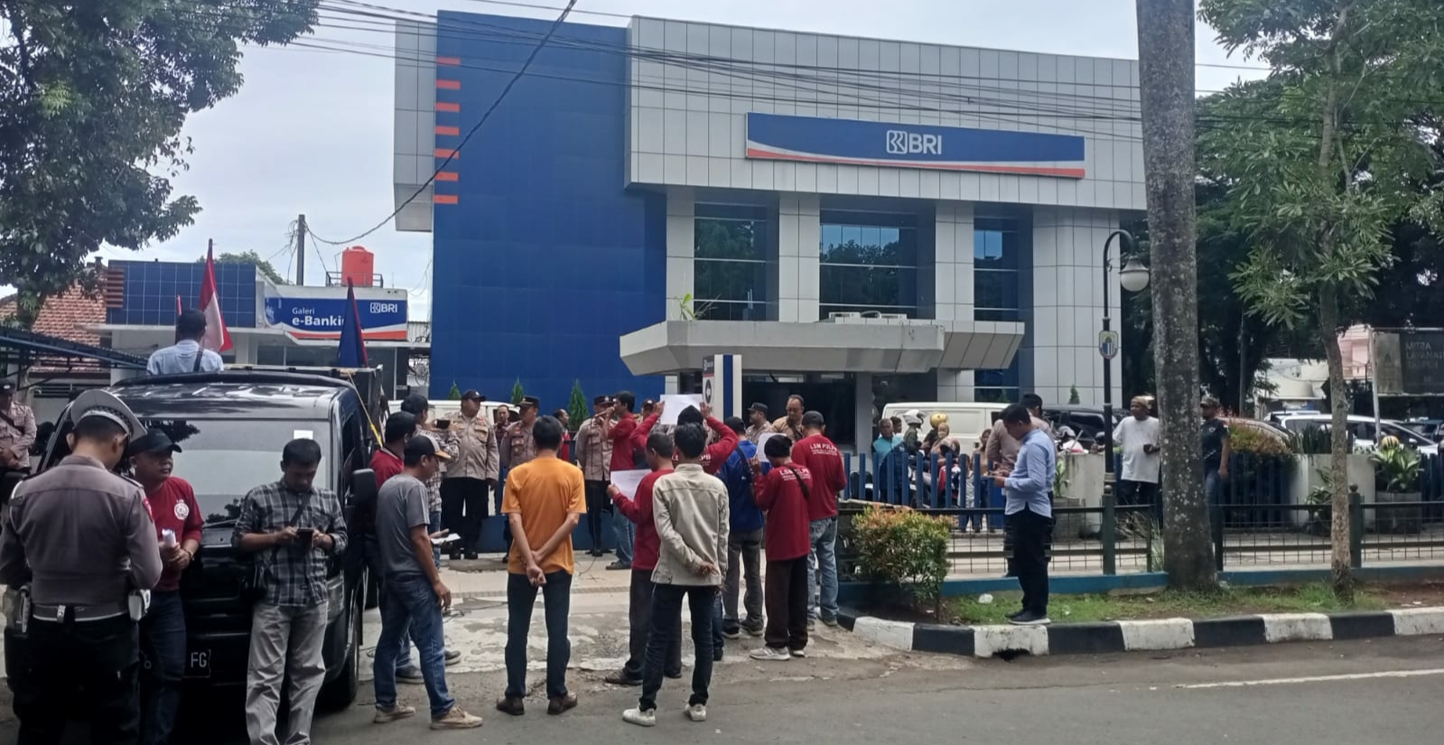Didemo Warga, Kantor Cabang BRI Rangkasbitung Dilempari Air Mineral
