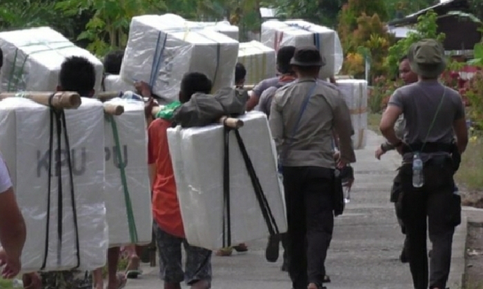 3.995 TPS di Kabupaten Lebak Sulit Dijangkau Kendaraan, Bilik Suara Dibawa dengan Cara Digotong