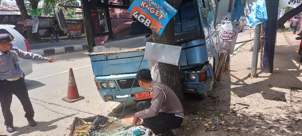 Bus Pelat Merah Bawa Rombongan Pelajar Tabrak Pohon, Sopir Meninggal